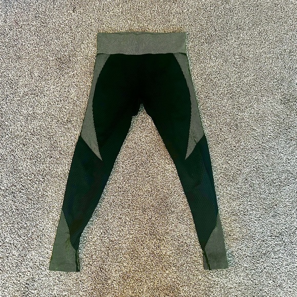 Butt lifting compression leggings - Picture 2 of 3